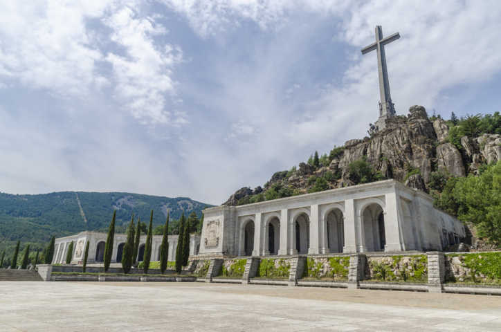 104 - Comunidad de Madrid - San Lorenzo del Escorial - Valle de Los Caidos - basilica y cruz